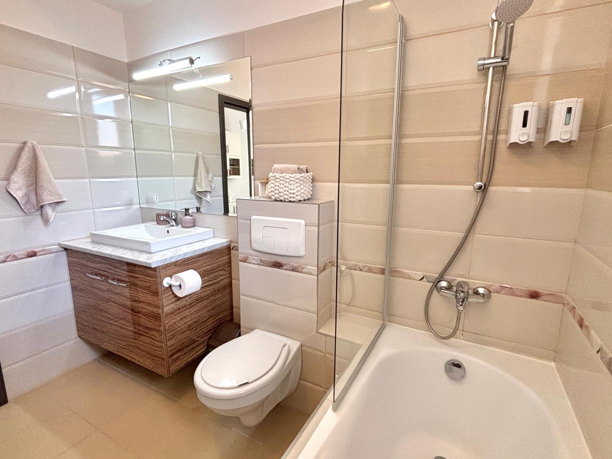 Wanderlust Home Cream, Rasnov Apt For 4, Wifi And Free Parking Eksteriør billede