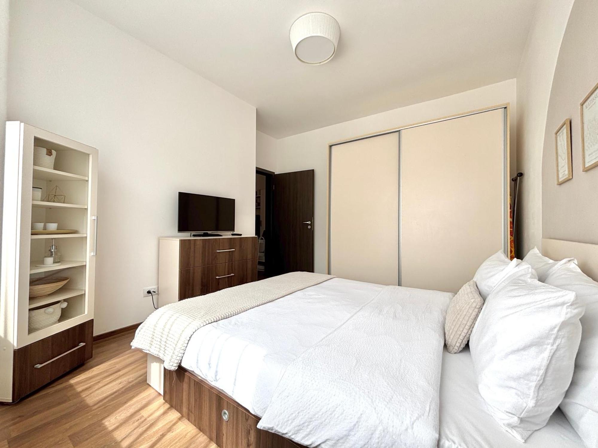 Wanderlust Home Cream, Rasnov Apt For 4, Wifi And Free Parking Eksteriør billede