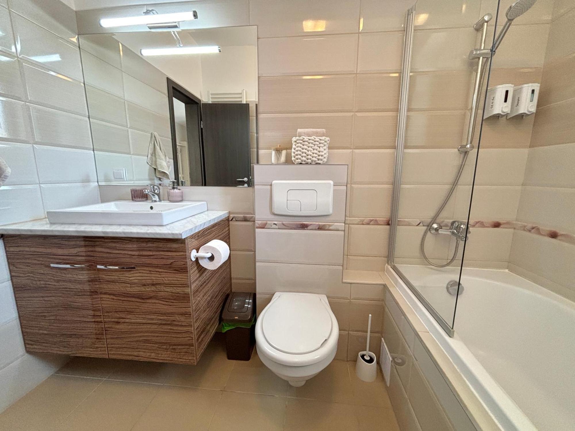 Wanderlust Home Cream, Rasnov Apt For 4, Wifi And Free Parking Eksteriør billede